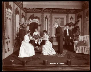 Scéna z amatérské inscenace hry s názvem Můj pán v livreji (stříbrný želatinový tisk)